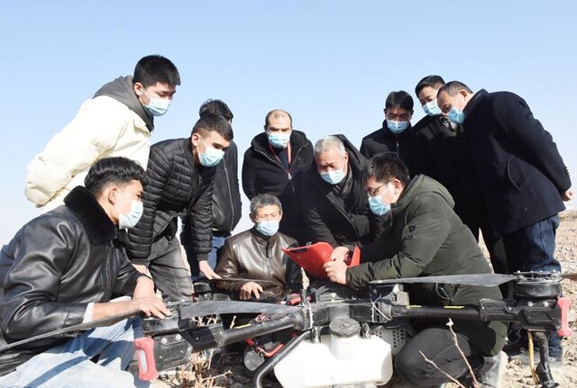 “冬閑變冬忙”  尉犁縣將無人機(jī)實操課堂搬到田間地頭(圖1) “冬閑變冬忙”  尉犁縣將無人機(jī)實操課堂搬到田間地頭(圖1)