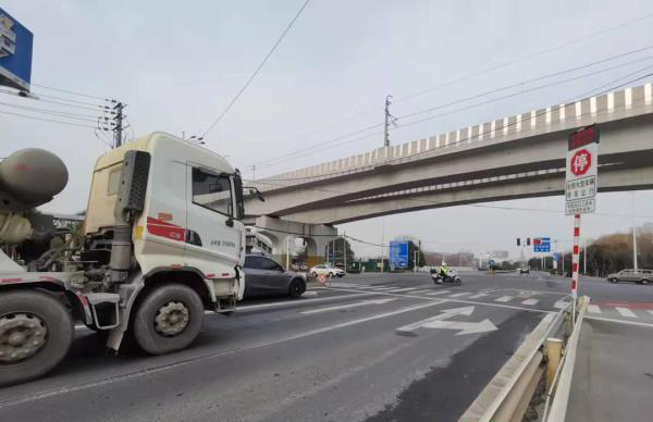 右轉必停 南京出動警用無人機執法 抓拍右轉未停車輛(圖1) 右轉必停 南京出動警用無人機執法 抓拍右轉未停車輛(圖1)