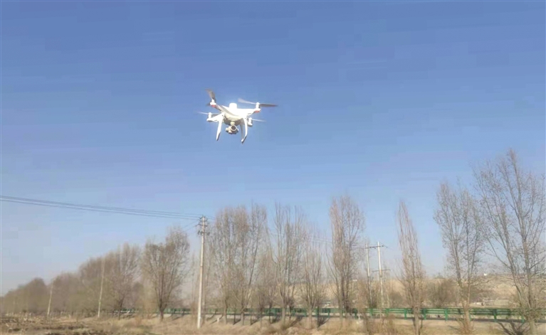 無人機化身“空中城管” 立體化巡查助力蘭州疫情防控(圖1) 無人機化身“空中城管” 立體化巡查助力蘭州疫情防控(圖1)