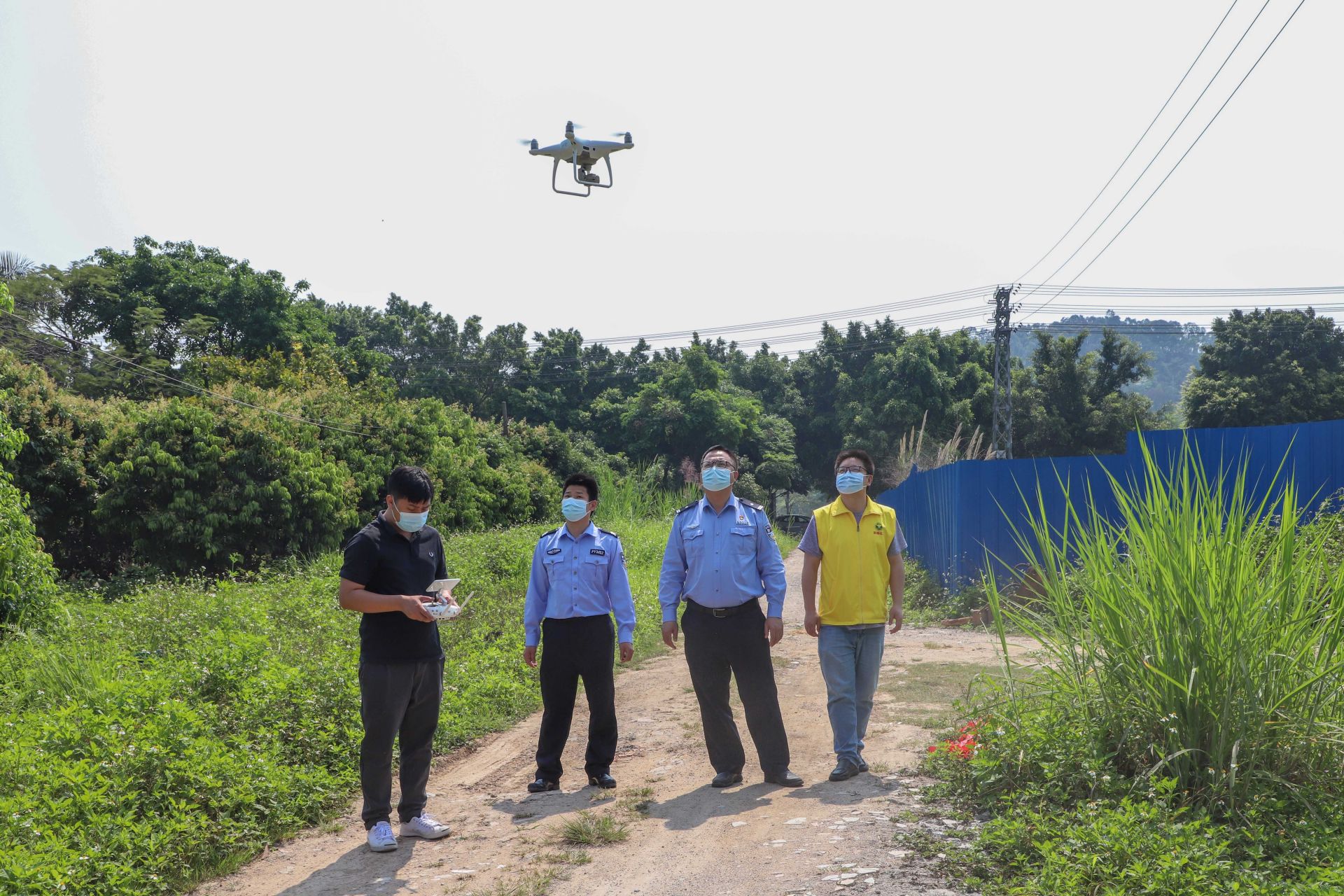 東莞借助無人機開展鏟毒陸空巡查(圖1) 東莞借助無人機開展鏟毒陸空巡查(圖1)