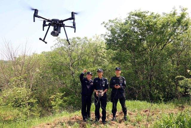 啟東警方巧用無(wú)人機(jī)精準(zhǔn)打擊農(nóng)戶種植毒品行為(圖1)