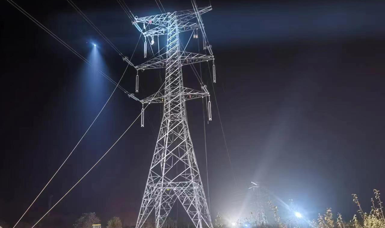 系留無人機照明系統助力陜西電網夜間高空作業(圖1) 系留無人機照明系統助力陜西電網夜間高空作業(圖1)