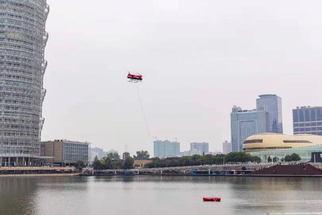 旋翼無人機(jī)實(shí)現(xiàn)了在百米以上高層建筑滅火(圖1)