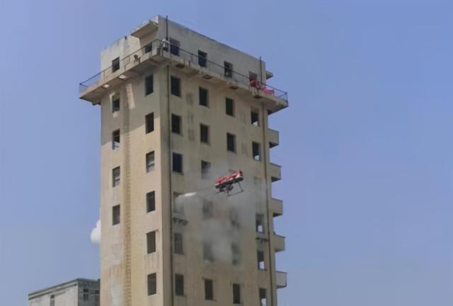 旋翼無人機(jī)實(shí)現(xiàn)了在百米以上高層建筑滅火(圖2)